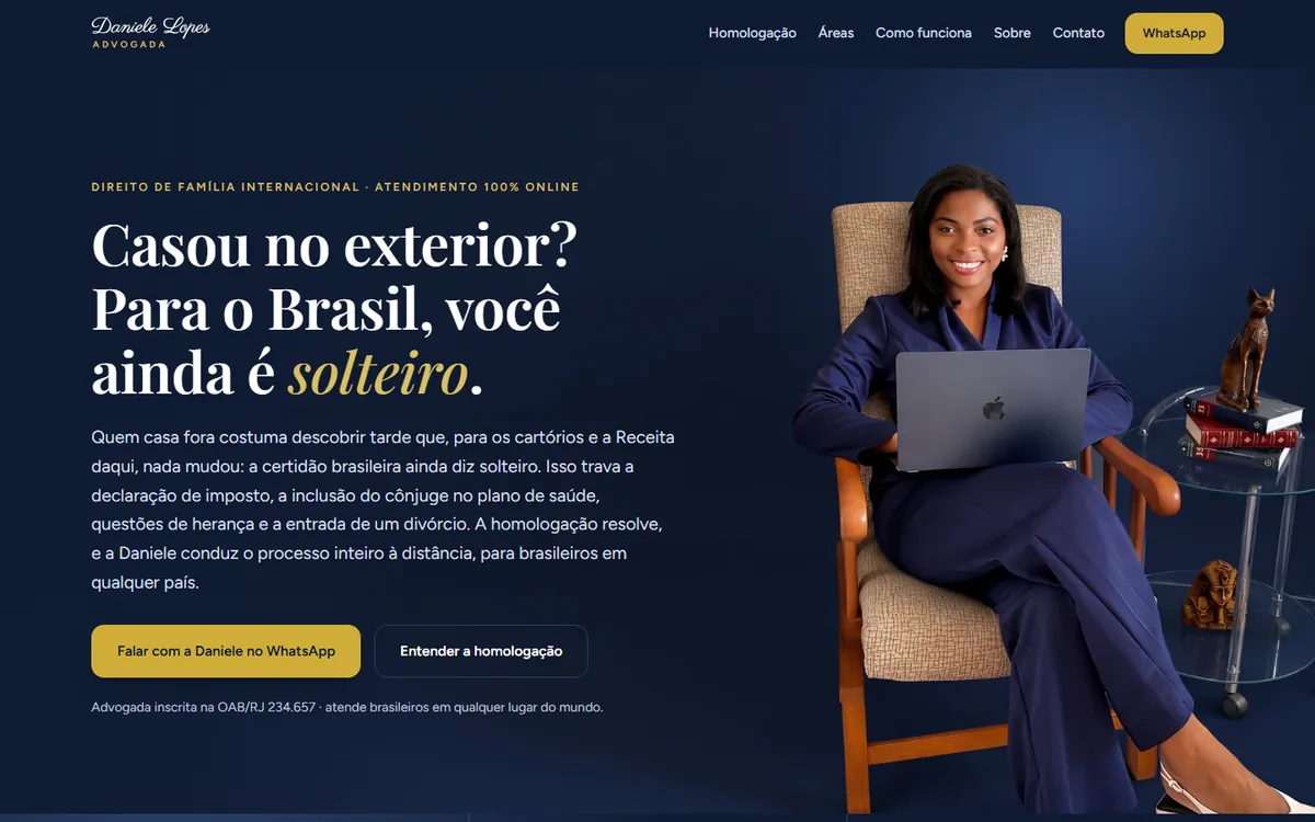 Topo do site da advogada Daniele Lopes, fundo azul-marinho com foto dela e o título sobre casamento no exterior