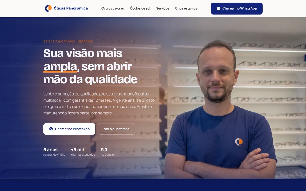 Topo do site das Óticas Panorâmica, com o dono da loja na frente da vitrine de óculos